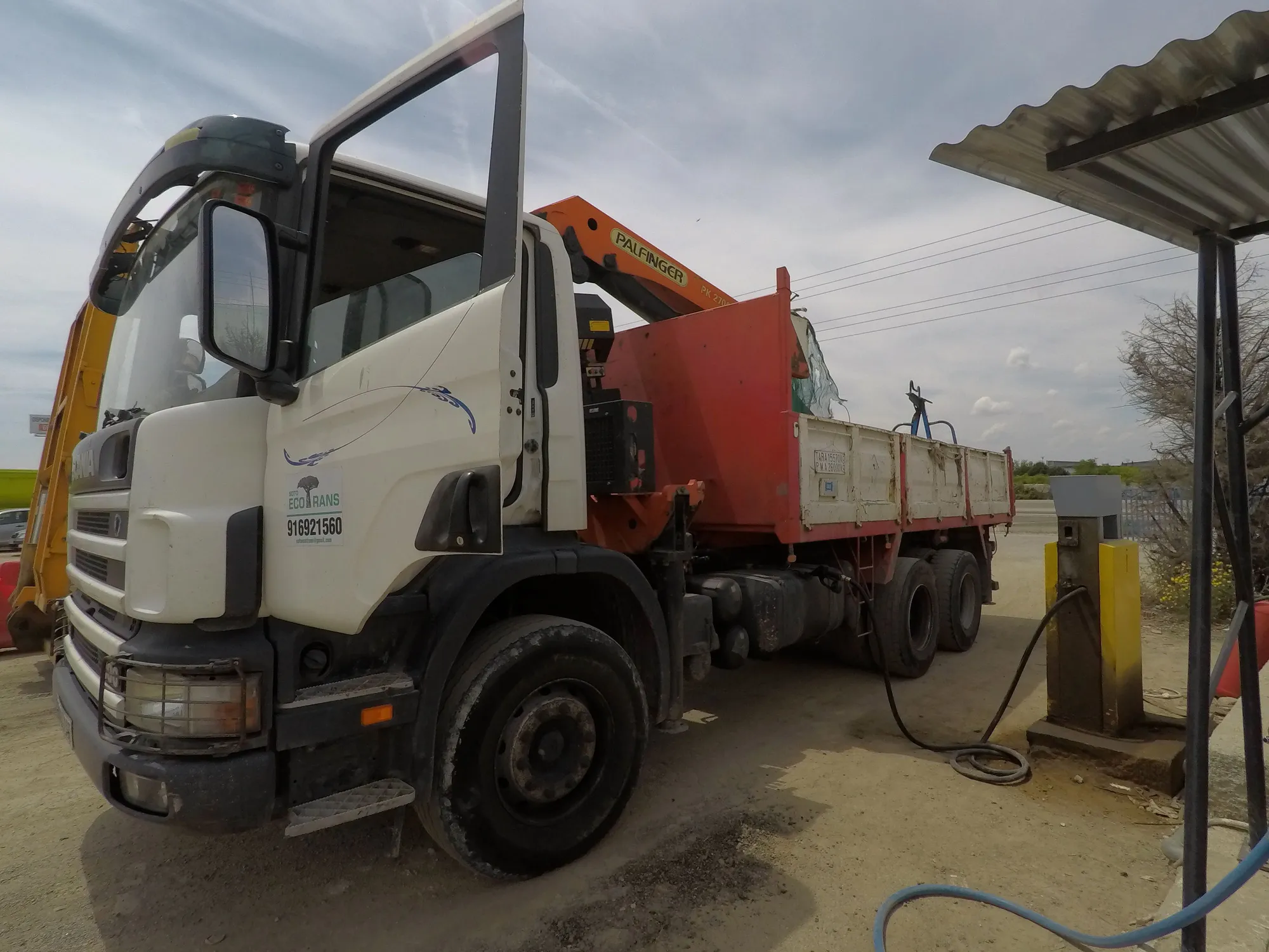 Camión grúa de Soto Ecotrans, hoy, con la plataforma cargada en la base.